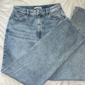 PacSun 90’s Boyfriend Jeans with butt rip! Size 28. Light wash.